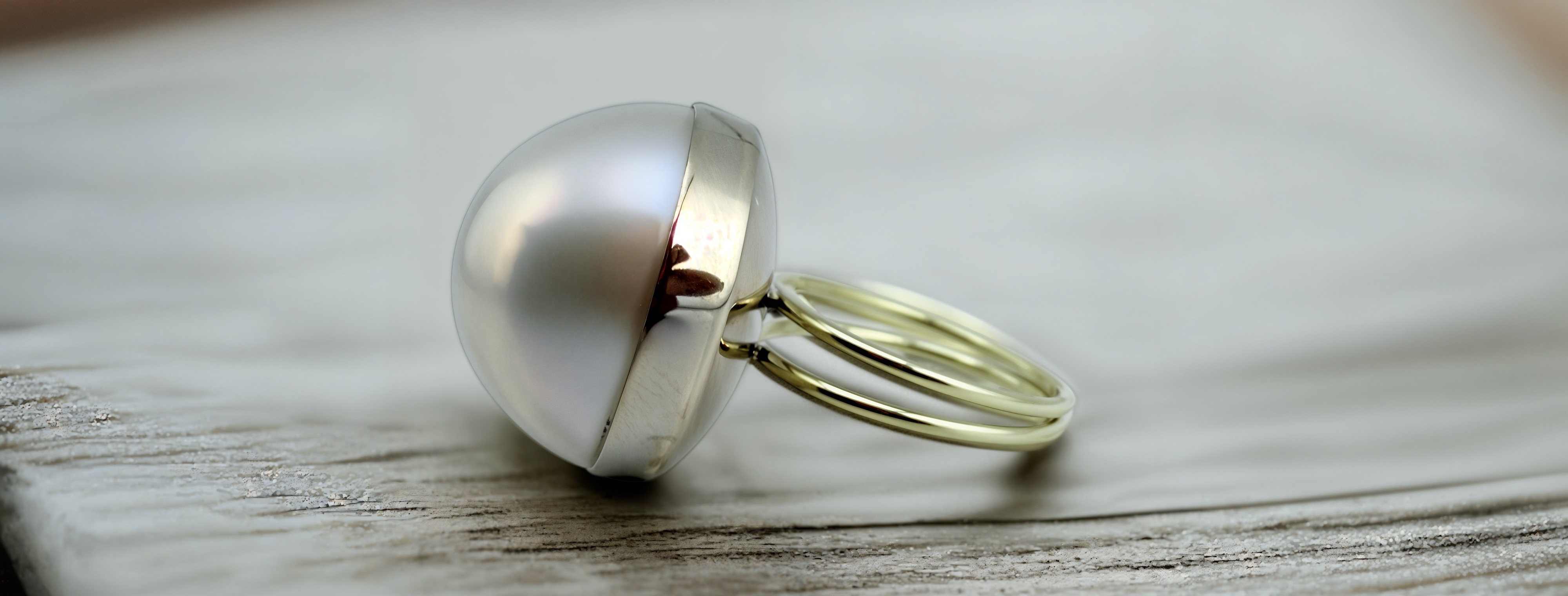 Zlatý prsten s mořskou mabé perlou